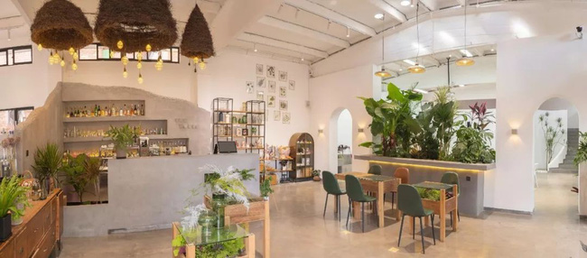 Nữ phóng viên nghỉ việc để cải tạo nhà xưởng cũ 600m² thành ngôi nhà ngập tràn hoa-8