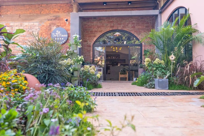 Nữ phóng viên nghỉ việc để cải tạo nhà xưởng cũ 600m² thành ngôi nhà ngập tràn hoa-9