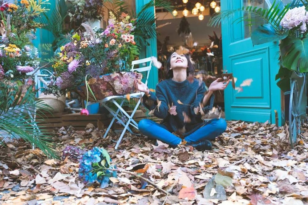 Nữ phóng viên nghỉ việc để cải tạo nhà xưởng cũ 600m² thành ngôi nhà ngập tràn hoa-15