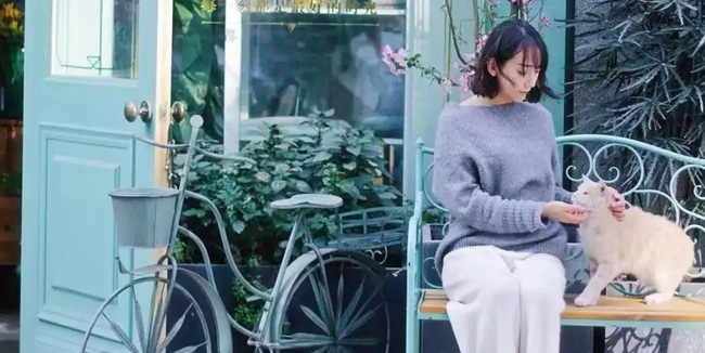 Nữ phóng viên nghỉ việc để cải tạo nhà xưởng cũ 600m² thành ngôi nhà ngập tràn hoa-19