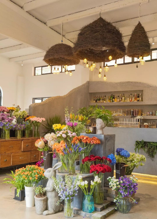 Nữ phóng viên nghỉ việc để cải tạo nhà xưởng cũ 600m² thành ngôi nhà ngập tràn hoa-27