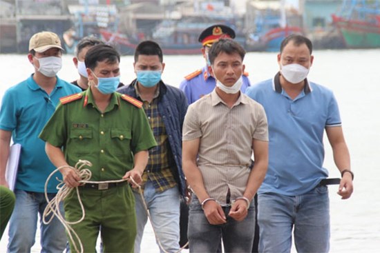 Kẻ ném con gái 5 tuổi xuống sông Trường Giang bị khởi tố tội giết người