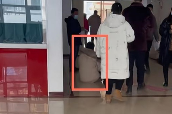 Gã trai dùng dao dí cổ bạn gái cũ bắt tiếp tục quan hệ tình cảm-2