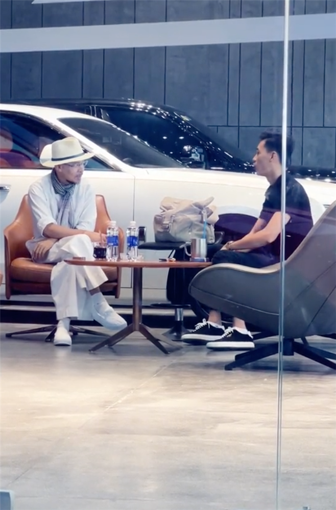 Hiếm lắm mới thấy ông Đặng Lê Nguyên Vũ lộ diện, nhìn ốm hơn xưa nhưng vẫn rất thần thái đi chốt siêu xe-1