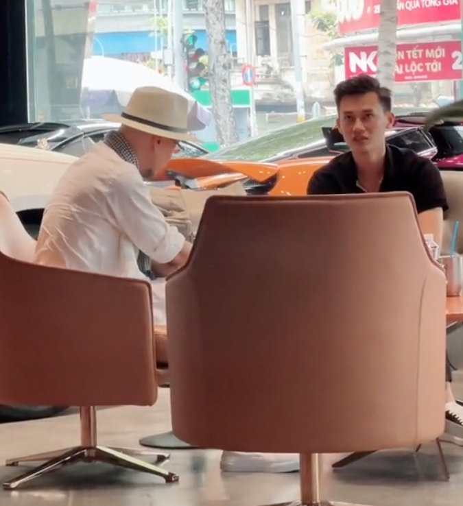 Hiếm lắm mới thấy ông Đặng Lê Nguyên Vũ lộ diện, nhìn ốm hơn xưa nhưng vẫn rất thần thái đi chốt siêu xe-2