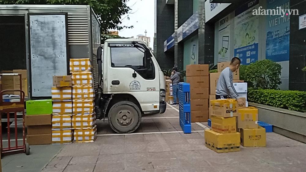 Chợ thuốc lớn nhất Hà Nội tấp nập xe vận chuyển: KIT test nhanh Covid-19 có cháy hàng như lời đồn?-1