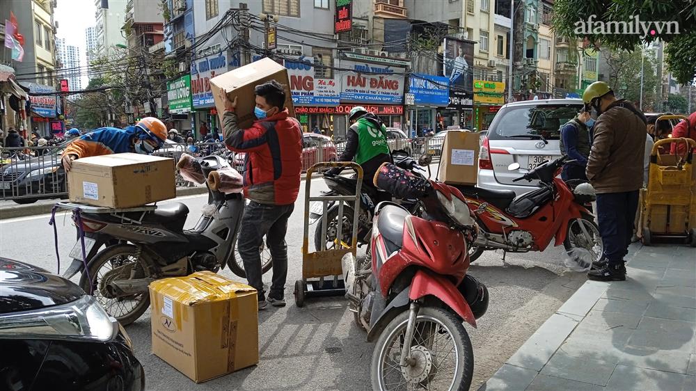 Chợ thuốc lớn nhất Hà Nội tấp nập xe vận chuyển: KIT test nhanh Covid-19 có cháy hàng như lời đồn?-2