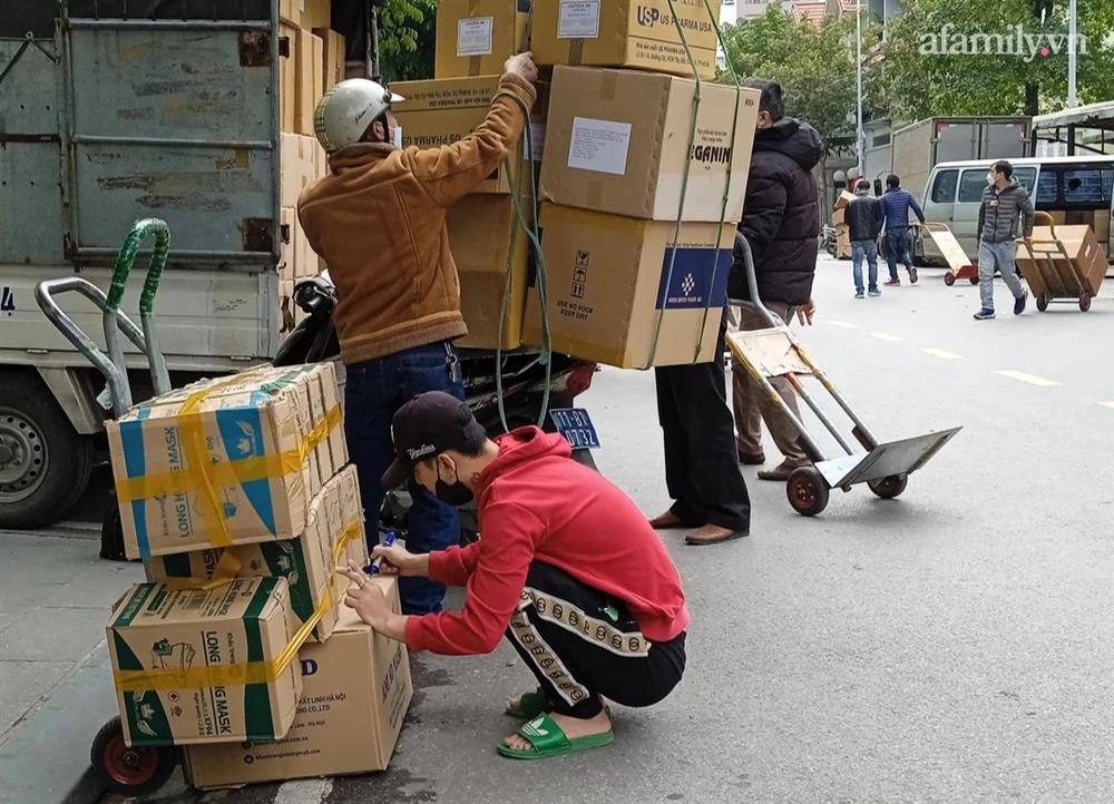 Chợ thuốc lớn nhất Hà Nội tấp nập xe vận chuyển: KIT test nhanh Covid-19 có cháy hàng như lời đồn?-7