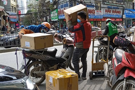 Chợ thuốc lớn nhất Hà Nội tấp nập xe vận chuyển: KIT test nhanh Covid-19 có cháy hàng như lời đồn?