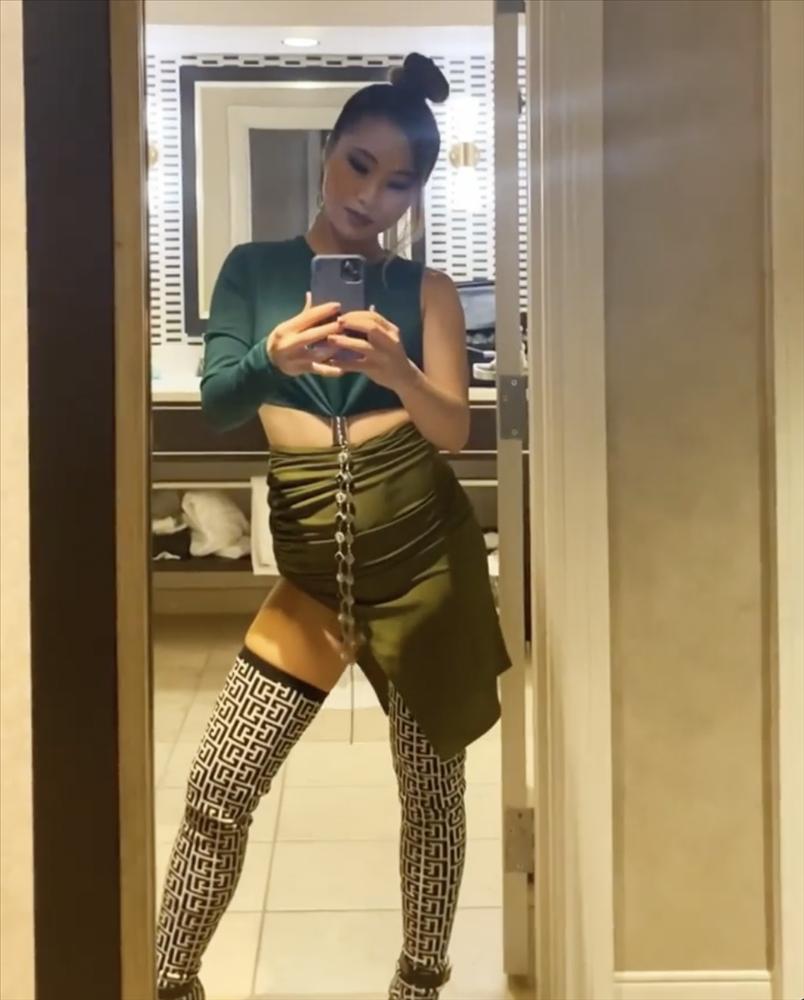 Hương Tràm khoe vòng 2 to tướng như mang bầu-2