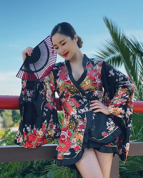 Hương Tràm khoe vòng 2 to tướng như mang bầu-6