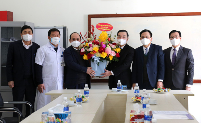 Chủ tịch UBND TP Chu Ngọc Anh chúc mừng các cơ sở y tế, nhân Ngày Thầy thuốc Việt Nam-2