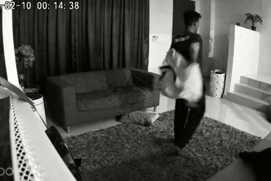 Xem camera an ninh, người phụ nữ tá hỏa khi thấy nhân viên bảo vệ tòa nhà đang 