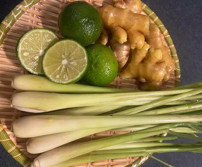 Chỉ hai giờ bán vèo 4 tạ: Gừng sả rẻ lắm, bà con thoải mái xông-1