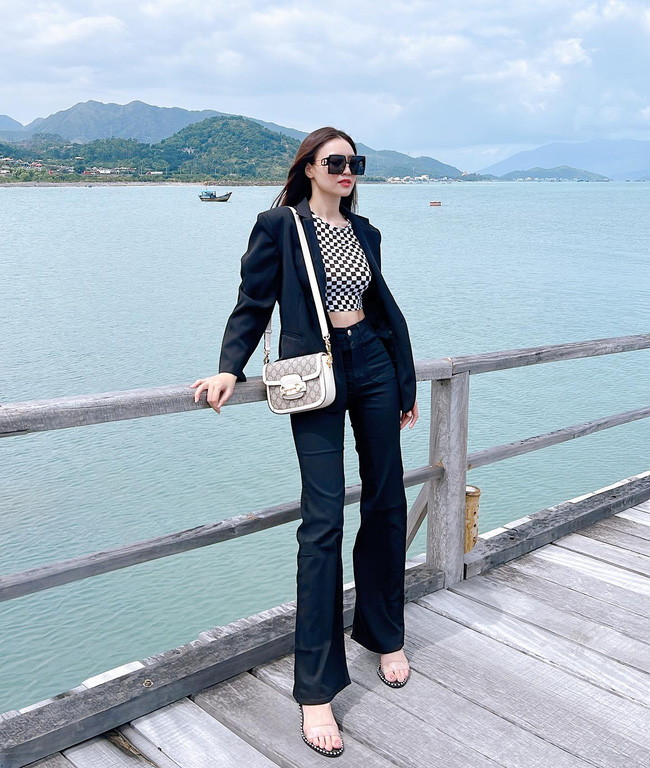 12 cách diện đồ đen - trắng thời thượng của sao Việt, chị em muốn mặc đẹp trong 1 nốt nhạc thì ghim ngay-1