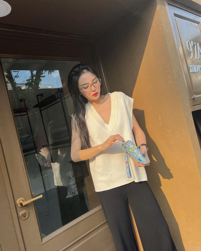 12 cách diện đồ đen - trắng thời thượng của sao Việt, chị em muốn mặc đẹp trong 1 nốt nhạc thì ghim ngay-4