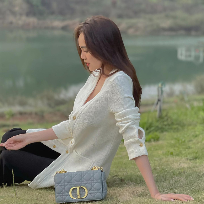 12 cách diện đồ đen - trắng thời thượng của sao Việt, chị em muốn mặc đẹp trong 1 nốt nhạc thì ghim ngay-7