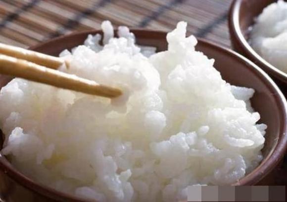 Để nấu cơm, cho dầu hay giấm tốt hơn? Nhiều người làm sai, chẳng trách cơm chẳng thơm chút nào-2