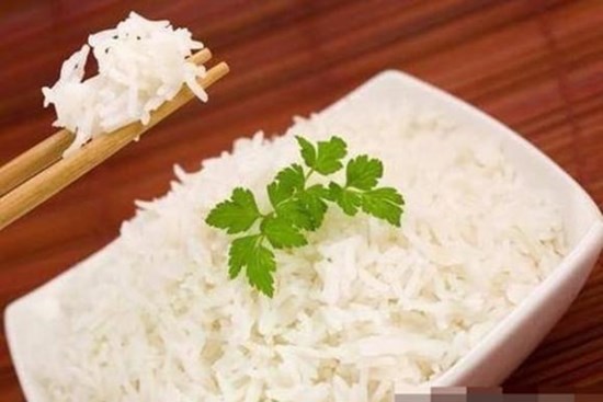 Để nấu cơm, cho dầu hay giấm tốt hơn? Nhiều người làm sai, chẳng trách cơm chẳng thơm chút nào