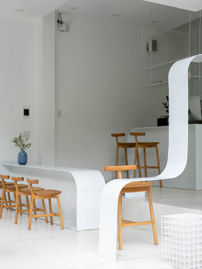 Nhà tồi tàn 18 năm tuổi với 7 thành viên sinh sống lột xác ngoạn mục, khoác lớp áo trắng xinh, đẹp lung linh giữa phố Huế-12