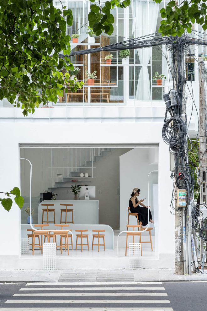 Nhà tồi tàn 18 năm tuổi với 7 thành viên sinh sống lột xác ngoạn mục, khoác lớp áo trắng xinh, đẹp lung linh giữa phố Huế-9