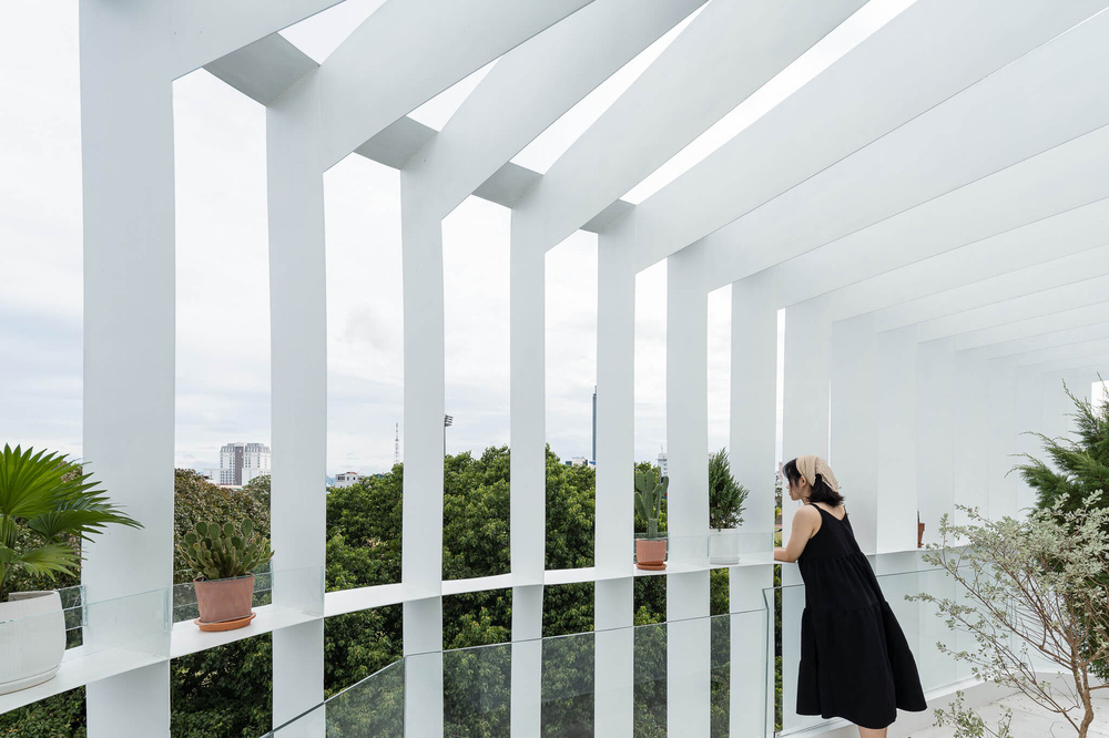 Nhà tồi tàn 18 năm tuổi với 7 thành viên sinh sống lột xác ngoạn mục, khoác lớp áo trắng xinh, đẹp lung linh giữa phố Huế-27