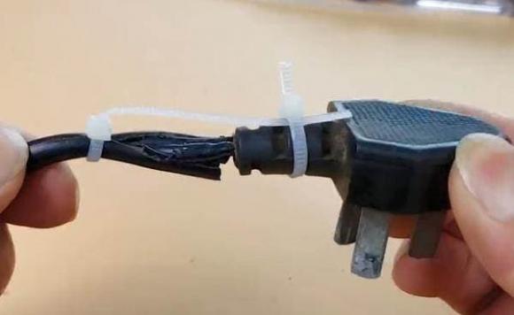 Dây cắm bị hỏng? Hướng dẫn các bạn cách xử lý, phích cắm sẽ bền như mới ngay lập tức, bạn hãy thử nhé-3