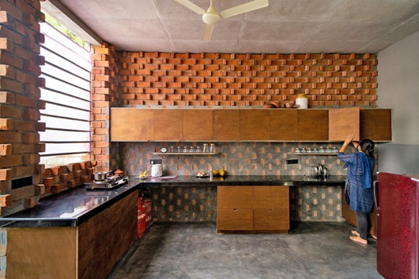 Ngôi nhà gây ấn tượng mạnh với thiết kế&nbsp;bức tường cong bằng gạch đỏ, nội thất mây tre đan thân thiện môi trường-6