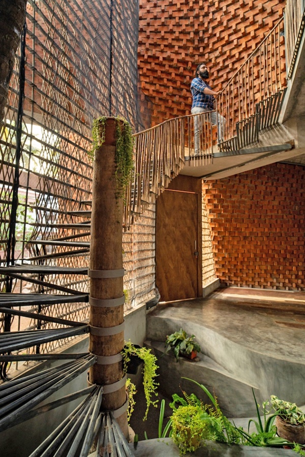 Ngôi nhà gây ấn tượng mạnh với thiết kế&nbsp;bức tường cong bằng gạch đỏ, nội thất mây tre đan thân thiện môi trường-7