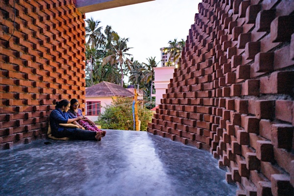 Ngôi nhà gây ấn tượng mạnh với thiết kế&nbsp;bức tường cong bằng gạch đỏ, nội thất mây tre đan thân thiện môi trường-10