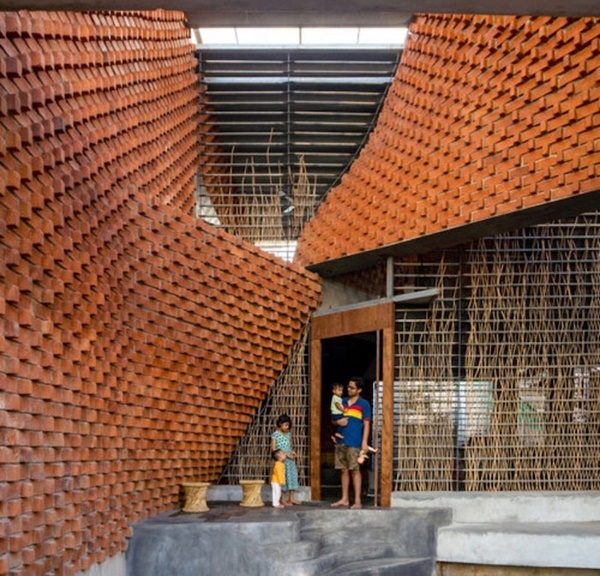 Ngôi nhà gây ấn tượng mạnh với thiết kế&nbsp;bức tường cong bằng gạch đỏ, nội thất mây tre đan thân thiện môi trường-11