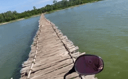 Cô gái lái xe máy qua cây cầu gỗ dài nhất Việt Nam, tất cả nín thở theo dõi-1