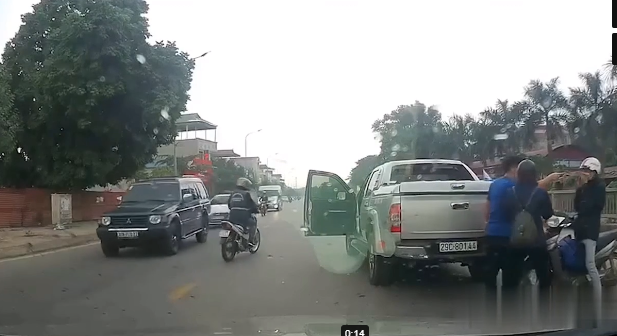 Chở bạn gái phía sau, nam thanh niên bị tài xế ô tô tát ngay giữa đường sau va chạm giao thông-1