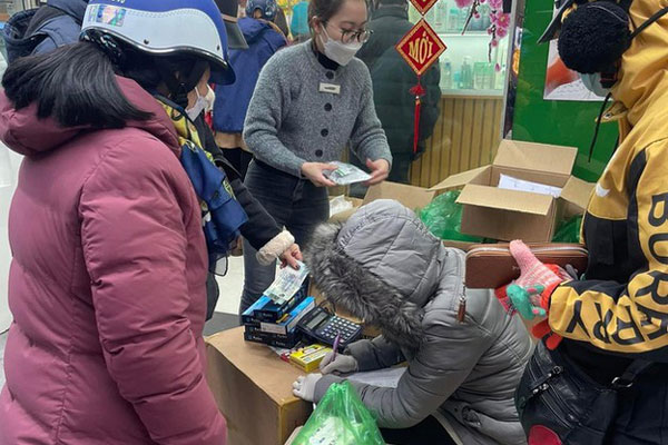 F0 khắp nơi, lúc nào tôi cũng thấy khan cổ: Lùng sục mua nước súc họng-4