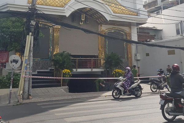 Bò điên đuổi vào tận cổng, xông hẳn vào nhà dân tấn công hai mẹ con bé gái, cảnh tượng sau đó khiến tất cả thót tim-2