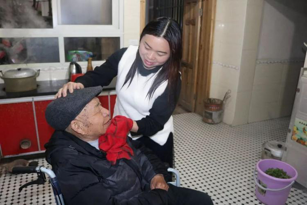 Điện thoại bố chồng quá cố bỗng đổ chuông, con dâu run run khi nghe giọng nói từ bên kia-1