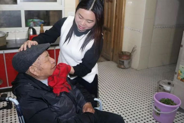 Bố chồng tặng phong bì cho con dâu tất cả các dịp lễ Tết-5