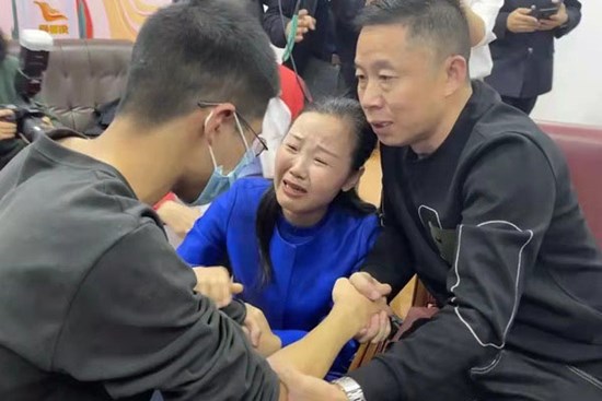 May mắn bất ngờ giúp tôi tìm được máu mủ của mình thất lạc suốt 20 năm, thế nhưng con trai lại không muốn đoàn tụ