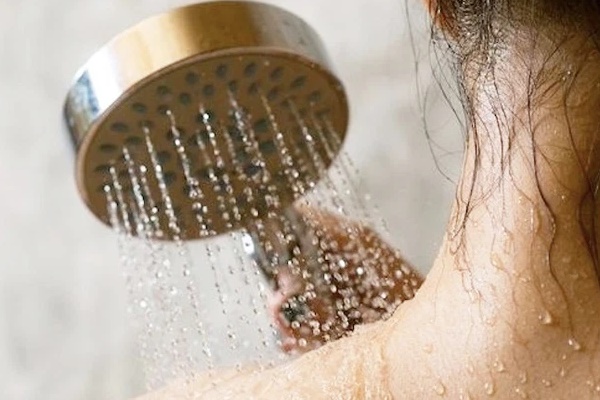 F0 không dám tắm vì sợ giảm oxy máu: Chuyên gia lên tiếng giải đáp F0 có được tắm không, chỉ không tắm trong trường hợp nào-1