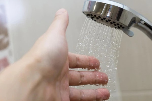 F0 không dám tắm vì sợ giảm oxy máu: Chuyên gia lên tiếng giải đáp F0 có được tắm không, chỉ không tắm trong trường hợp nào-3