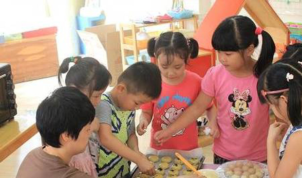 Con gái 4 tuổi bị mất vòng vàng 35 triệu, người mẹ làm loạn đòi cô giáo bồi thường nhưng khi biết sự thật thì bật khóc hối hận-2