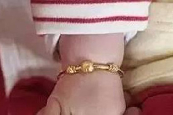 Con gái 4 tuổi bị mất vòng vàng 35 triệu, người mẹ làm loạn đòi cô giáo bồi thường nhưng khi biết sự thật thì bật khóc hối hận