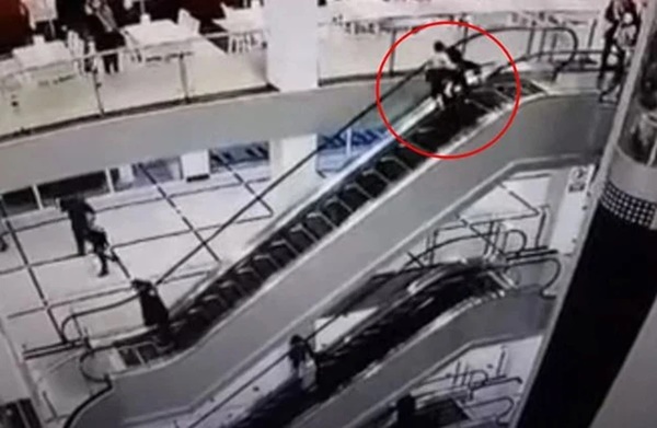 Bế cháu gái đi thang cuốn, ông nội mất thăng bằng khiến 2 ông cháu gặp nạn, camera ghi lại toàn bộ sự việc gây ớn lạnh-2