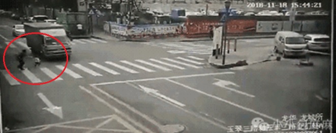 Bố mẹ tuyệt đối không nắm bàn tay con khi qua đường, đây mới là vị trí cần nắm-1