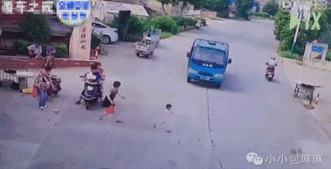 Bố mẹ tuyệt đối không nắm bàn tay con khi qua đường, đây mới là vị trí cần nắm-2