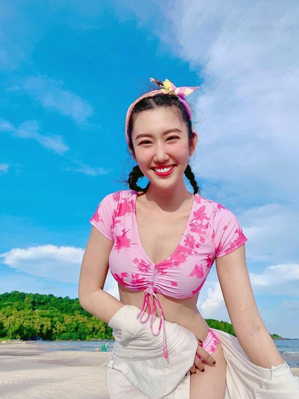 Thúy Ngân thả dáng sexy trên biển, phản hồi về tin đồn kết hôn-4
