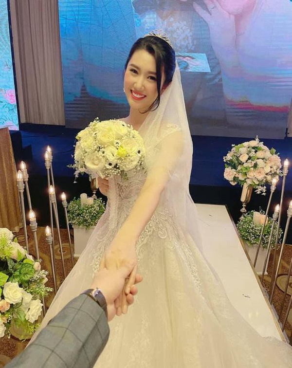 Thúy Ngân thả dáng sexy trên biển, phản hồi về tin đồn kết hôn-10