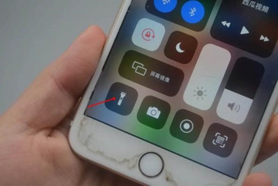 Nếu điện thoại di động của bạn có đèn pin, hãy để ý xem, nó cũng có 2 chức năng ẩn tuyệt vời, một chức năng thực dụng hơn chức năng kia, và bạn có thể hưởng lợi từ nó nếu biết sớm hơn