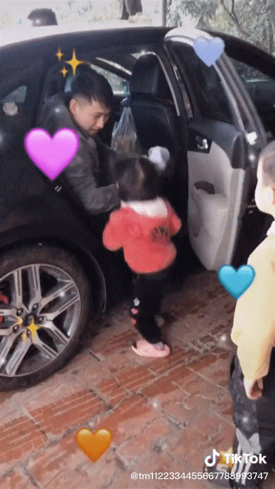 Bố đi nước ngoài từ lúc con chưa chào đời nhưng chẳng thể về do dịch bệnh, 3 năm sau giây phút đoàn tụ đầy nghẹn ngào, xót xa-1