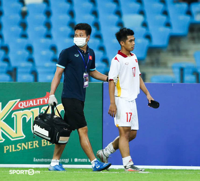 Khoảnh khắc lịch sử: Thủ môn U23 Việt Nam vào sân đá tiền đạo bất đắc dĩ-1